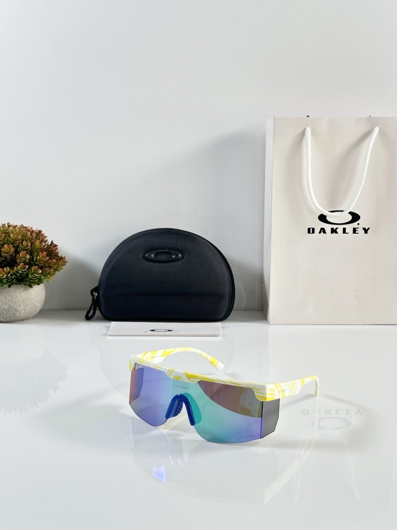 Oakly_9957_Yellow_Blue_Revo