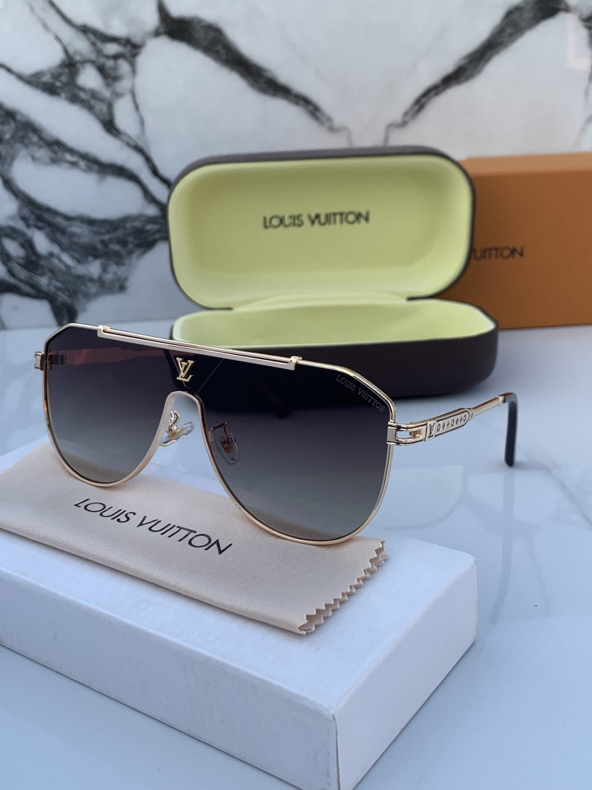 loui vuittion 22295 gold brown