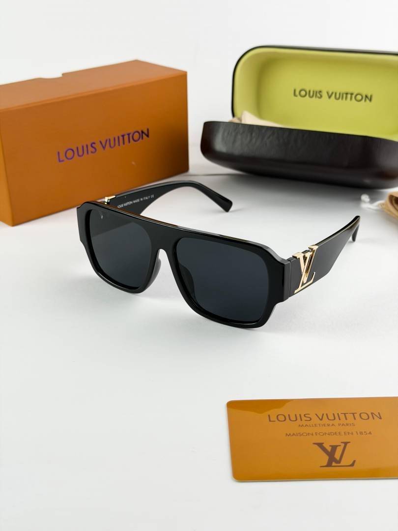 Loui vuitton gold black 2686