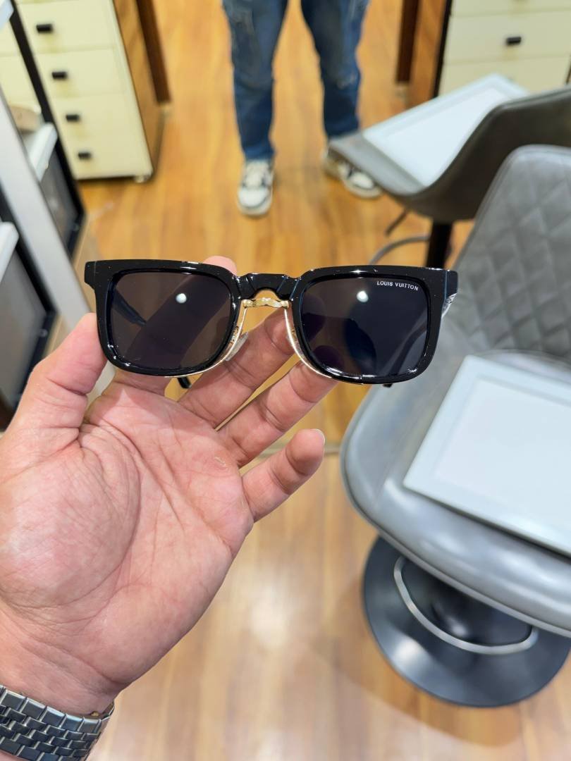 Loui vuitton 1008 black gold Main image