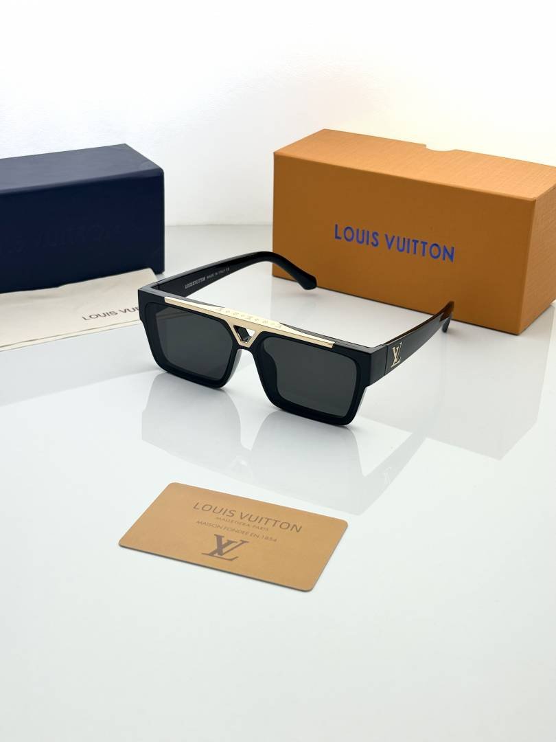 Loui Vuitton 1984 golden black
