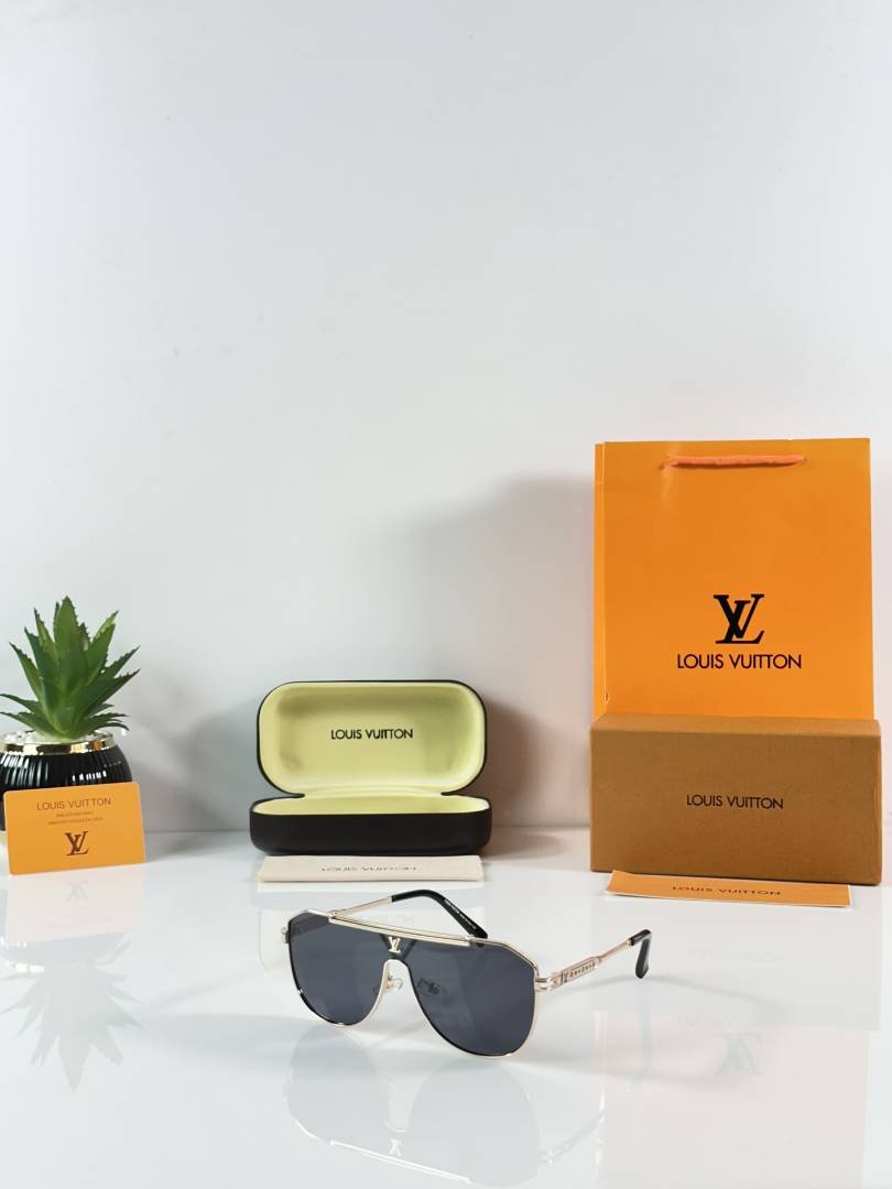 Loui Vuitton 2295 Gold Black