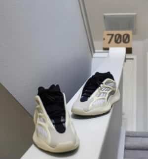 yeezy 700 v3 azael (FIX) Main image