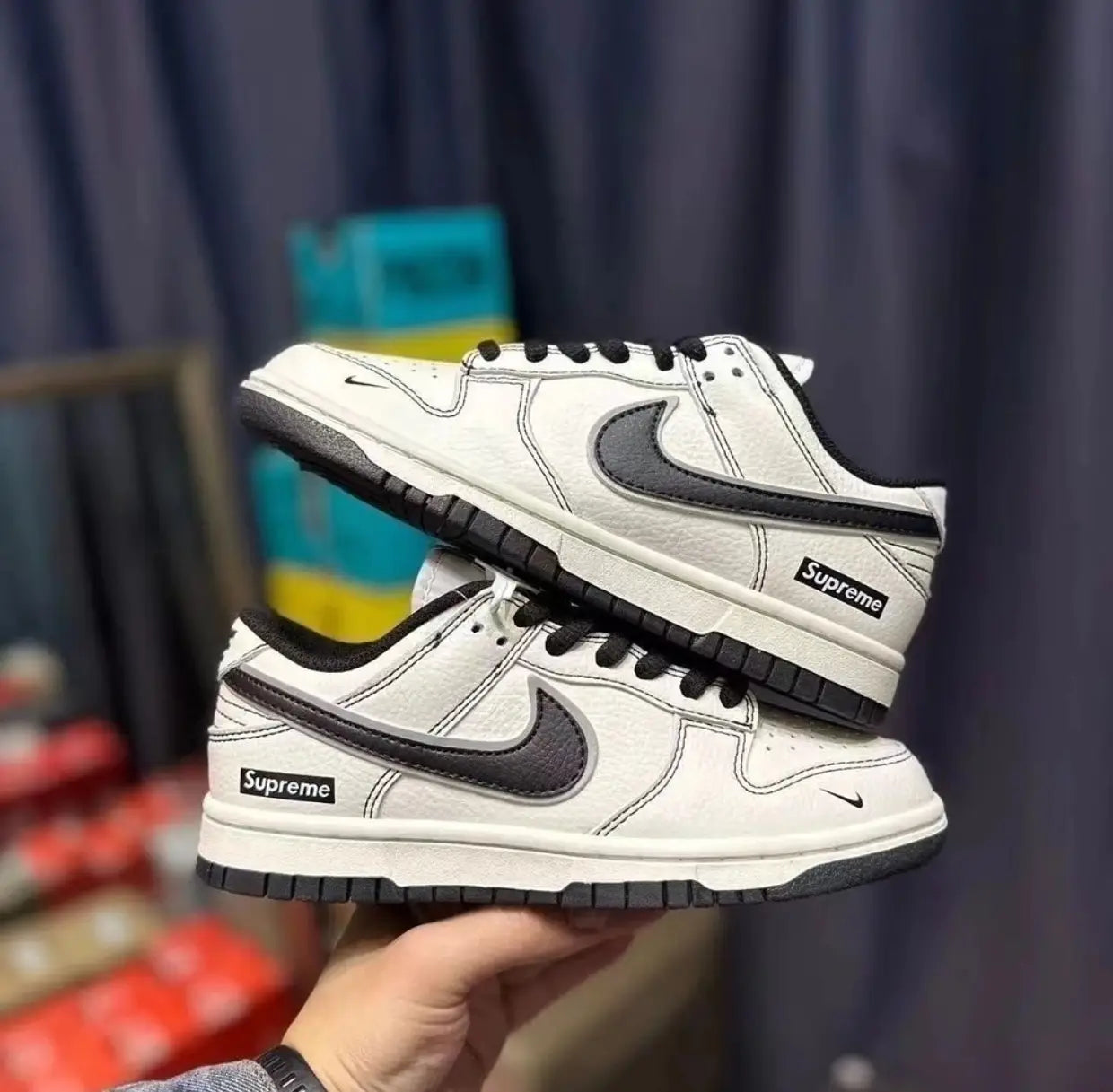 Nike SB Dunk Low SUPREME X WHITE BLACK Main image