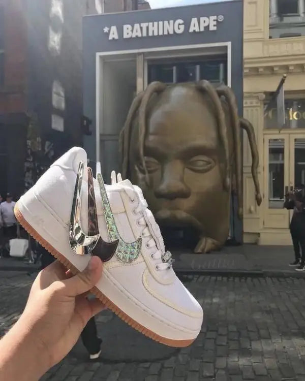 Nik e Air Force 1 Low X Travis Scott Sail With Accessories Secondary image