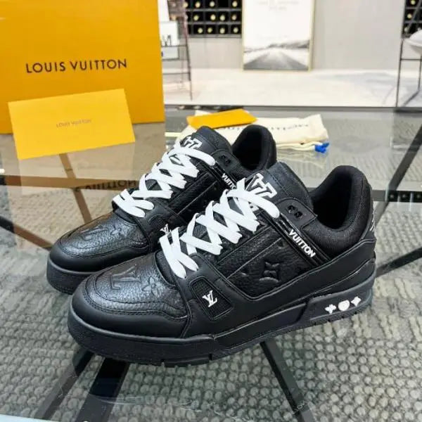 Loui_s vuitton trainer black embossed monogram With Accessories