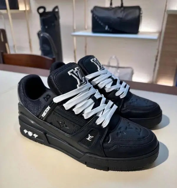 Loui_s vuitton trainer black embossed monogram With Accessories