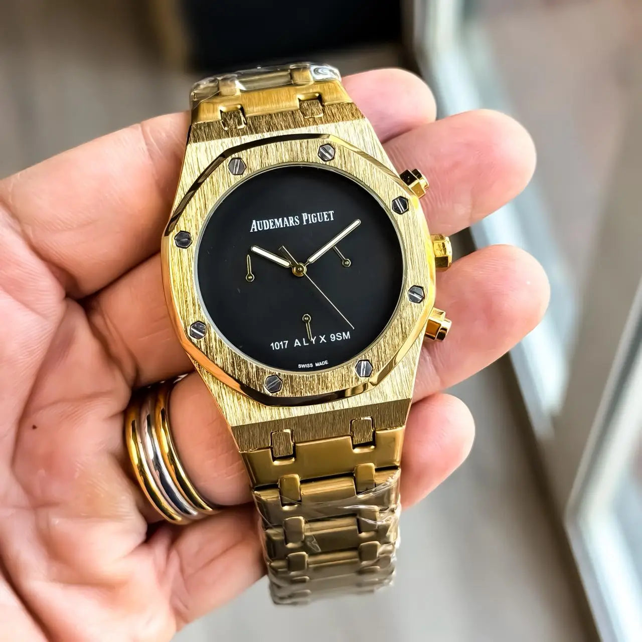 AUDEMARS_PIGUET_GOLD-BLACK Secondary image