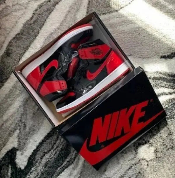 Nik_e Jordan Retro 1 Bred Patant Surplus Semi UA