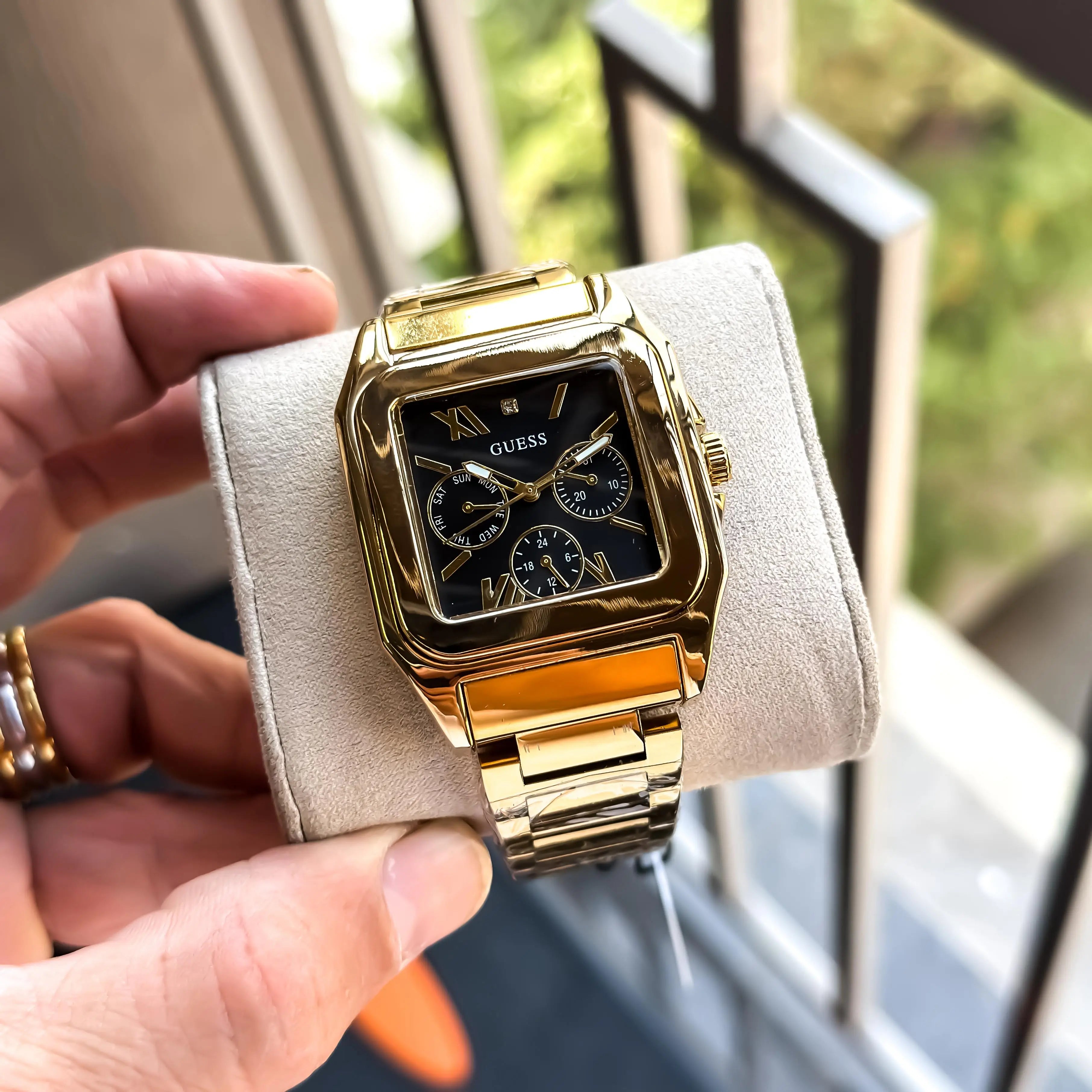 GUESS_GOLD_BLACK