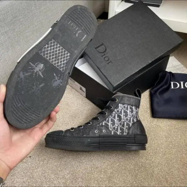 Dio_r b23 high top oblique black with accessories Secondary image