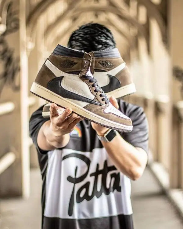 Nik_e Jordan Retro 1 High OG Travis Scott Mocha Semi UA