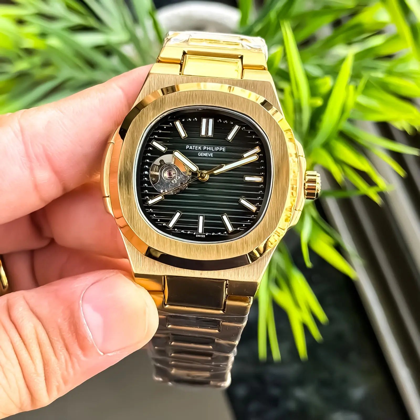 PATEK_PHILIPPE_GOLD_GREEN Secondary image