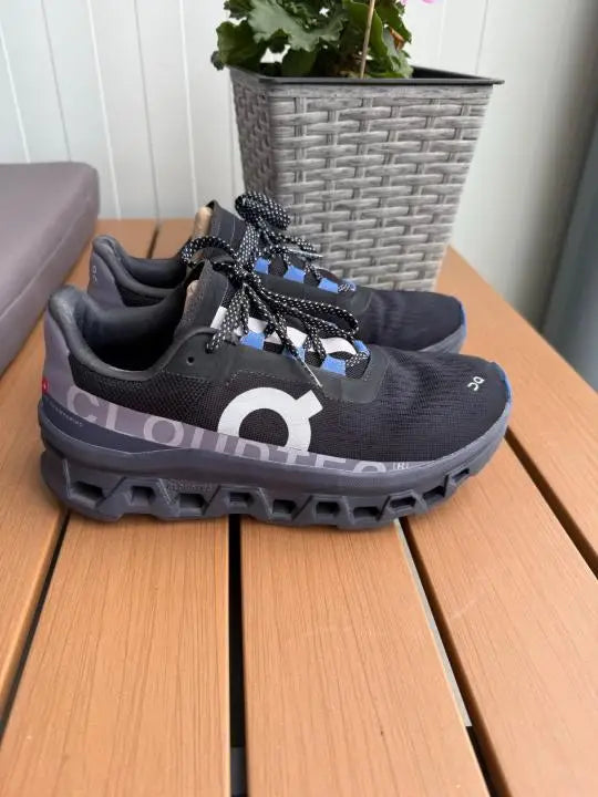 On Cloud Monster Running Magnet Shark