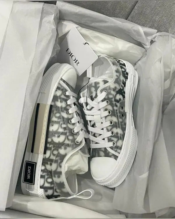 Dio_r B23 Oblique Low Top Sneaker white black canvas with Accessories