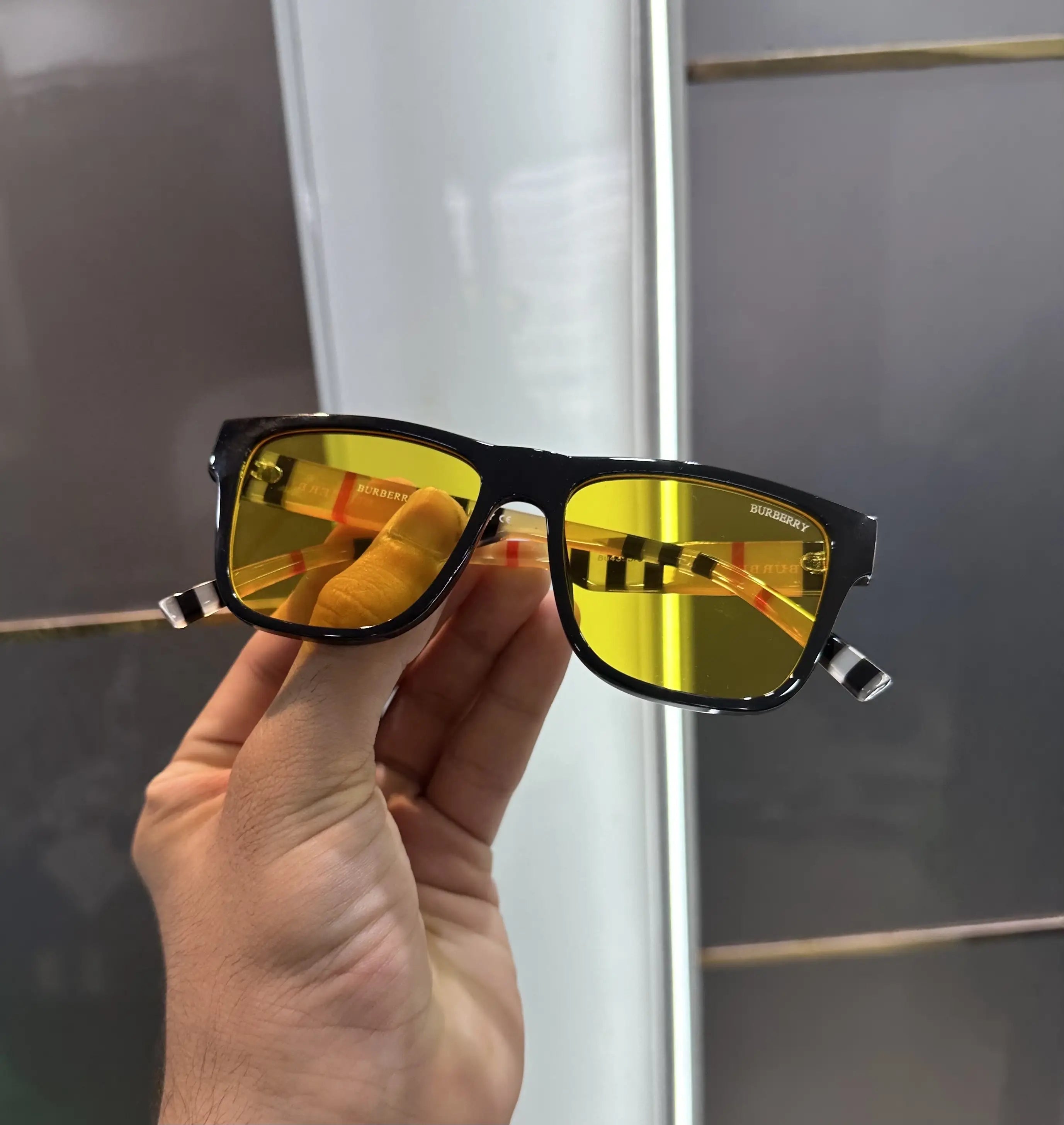 Burberr y Logo Stick Yellow Premium Shades 4395 Secondary image