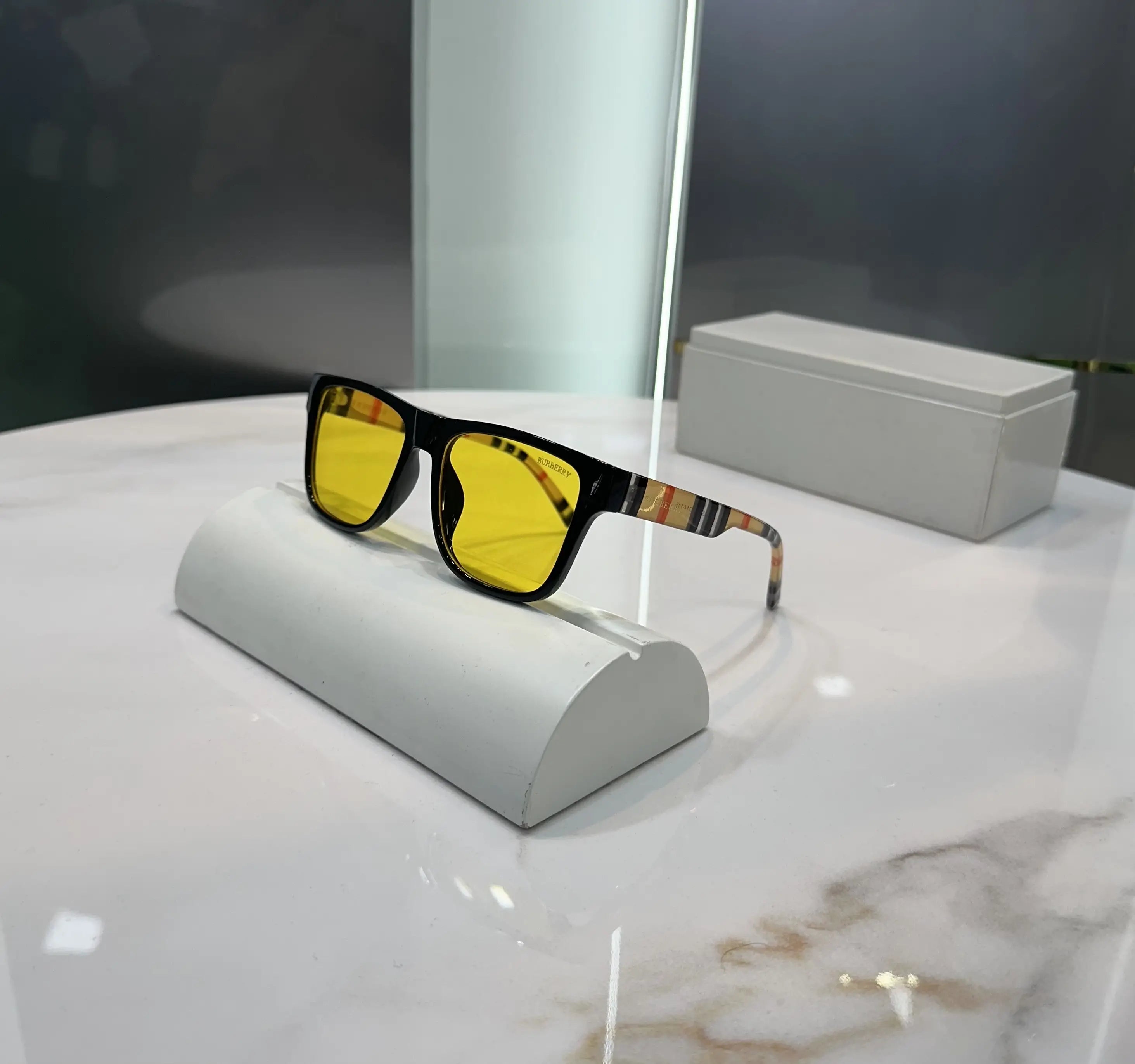Burberr y Logo Stick Yellow Premium Shades 4395