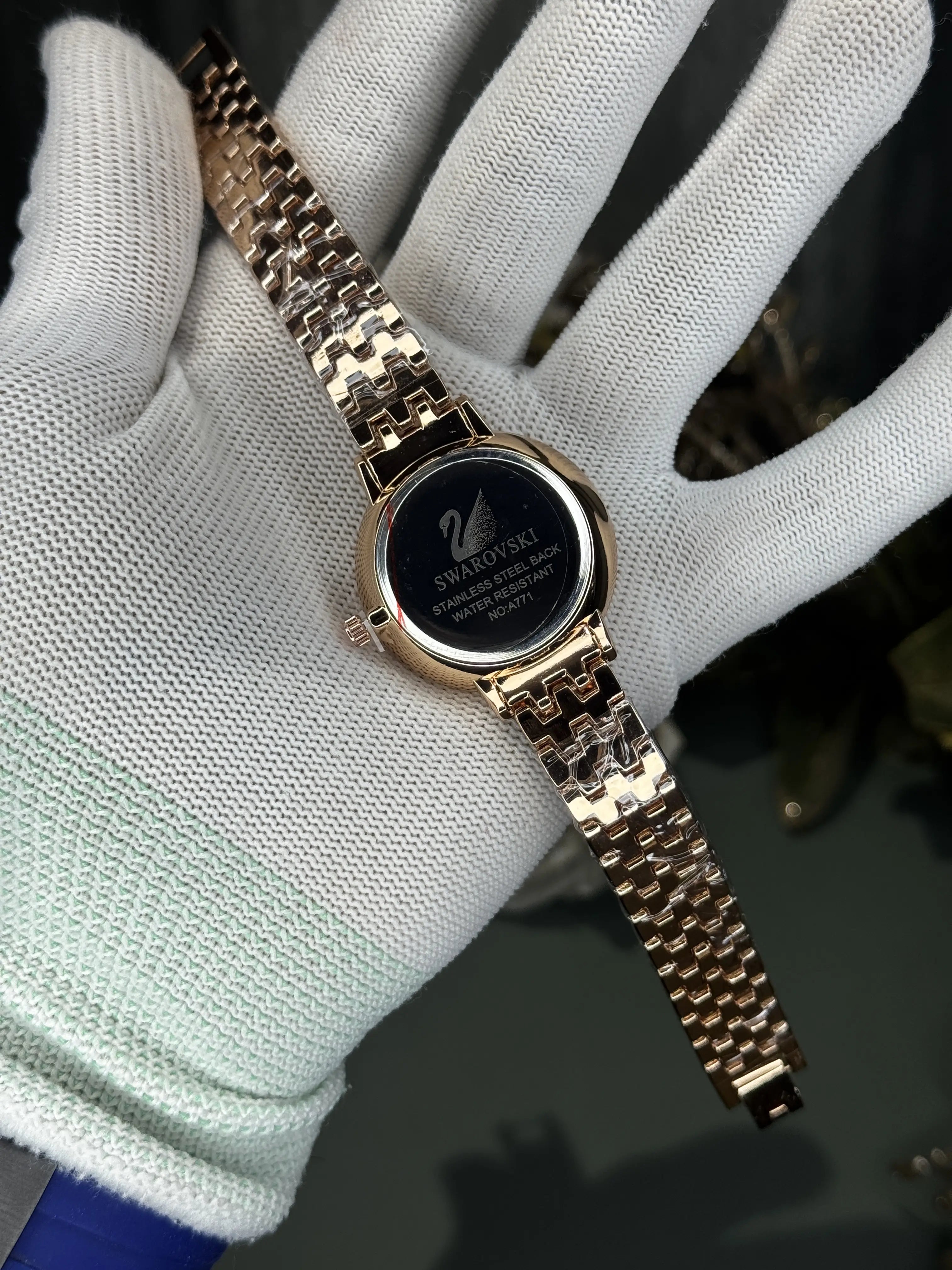 Swarovsk i Rose Gold Crystal Glass Premium Watch